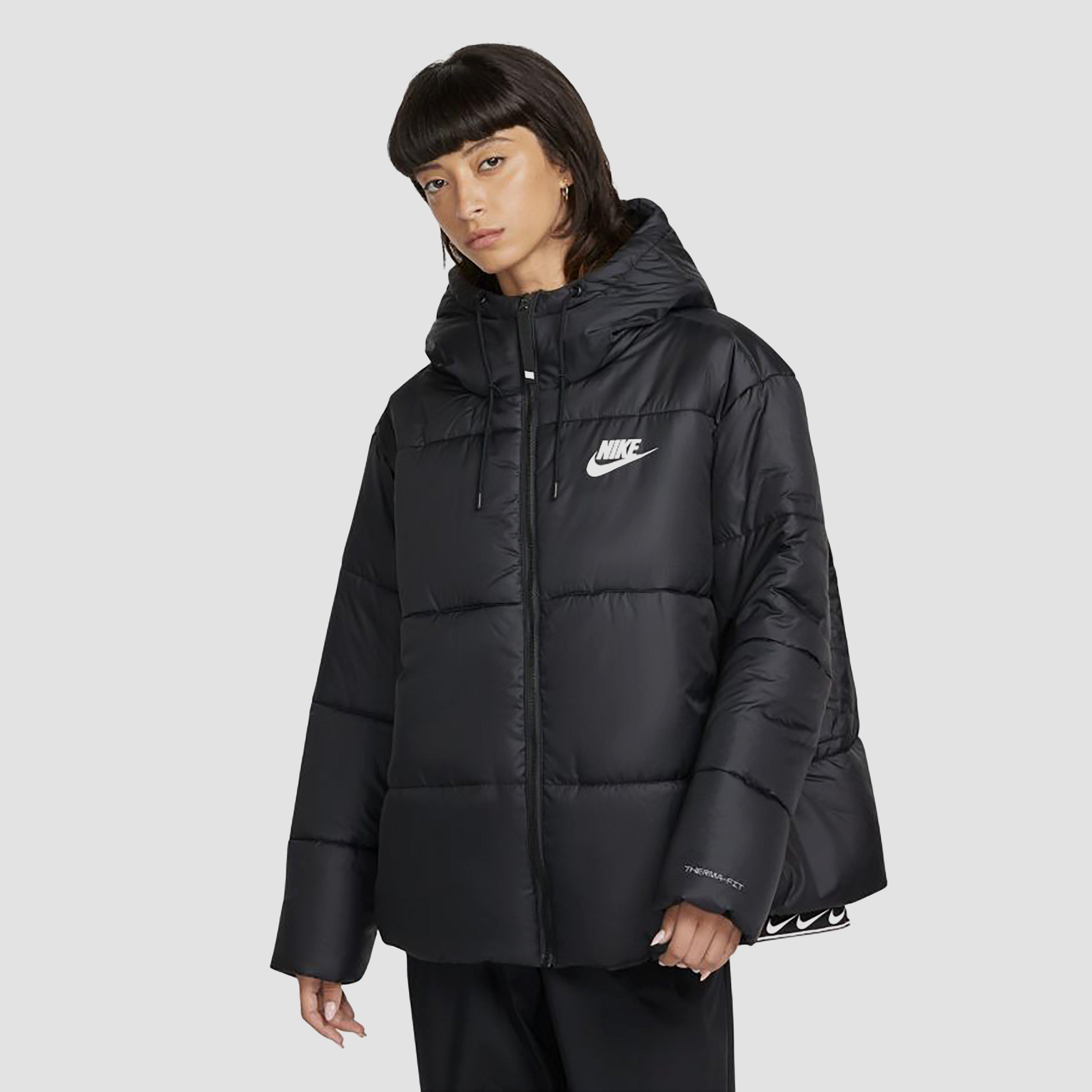 NIKE SPORTSWEAR THERMA-FIT REPEL CLASSIC TAPE WINTERJAS ZWART DAMES