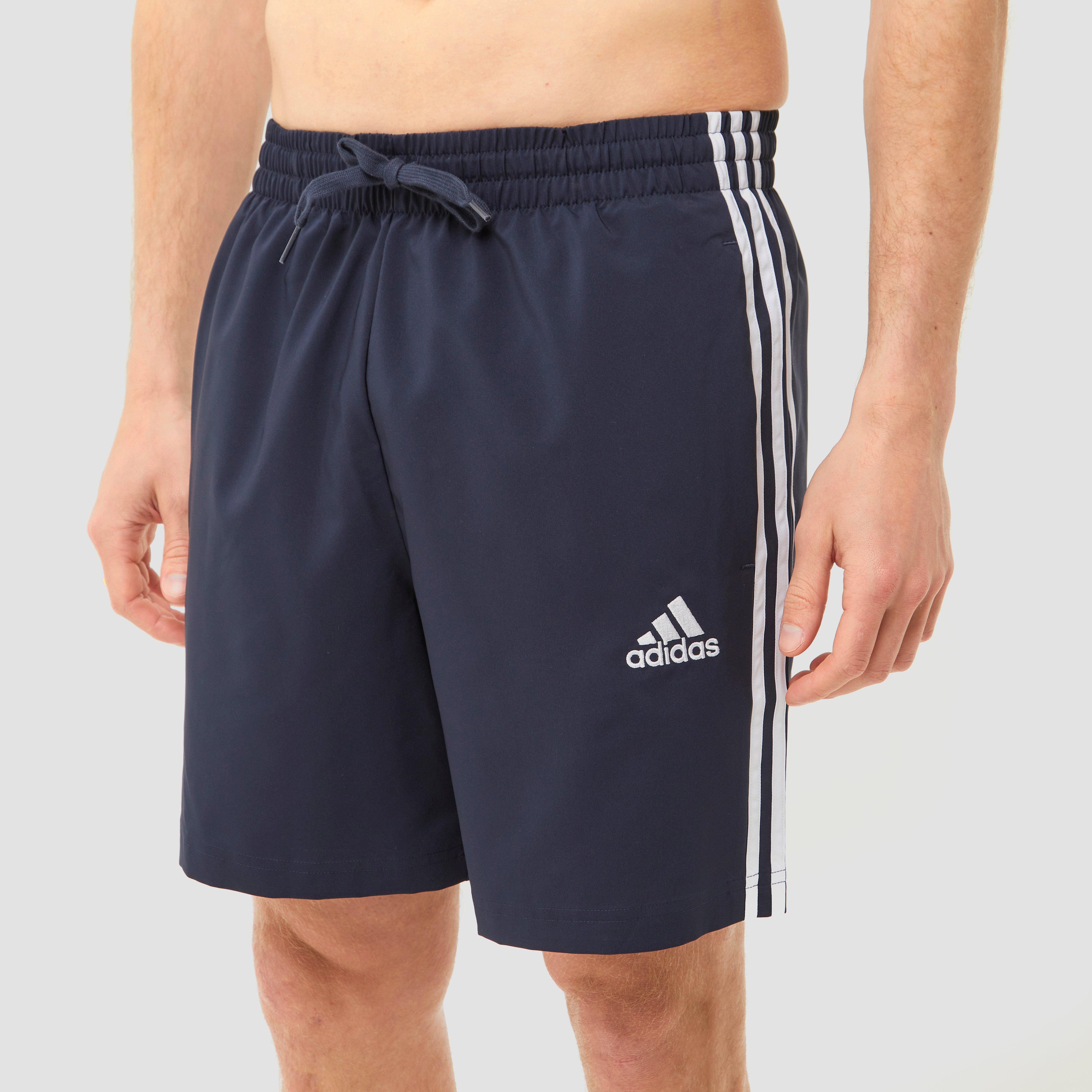 ADIDAS AEROREADY ESSENTIALS CHELSEA 3-STRIPES KORTE BROEK BLAUW HEREN