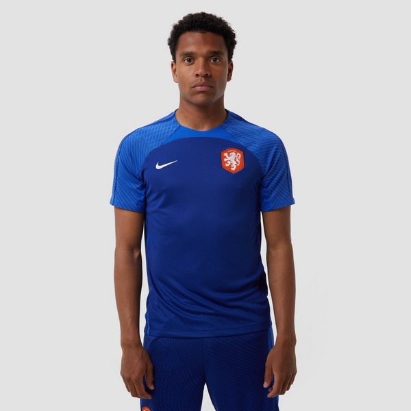 NIKE KNVB NEDERLAND DRI-FIT STRIKE TRAININGSSHIRT 22/23 BLAUW/ORANJE HEREN knvb trainingsshirt