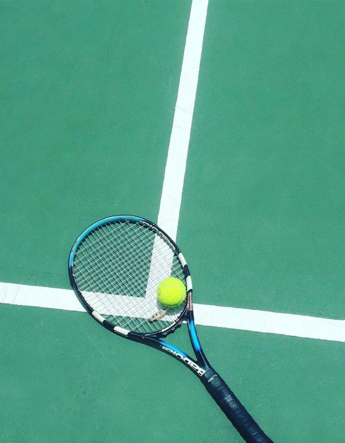 Tennis ketcher med tennisbold.