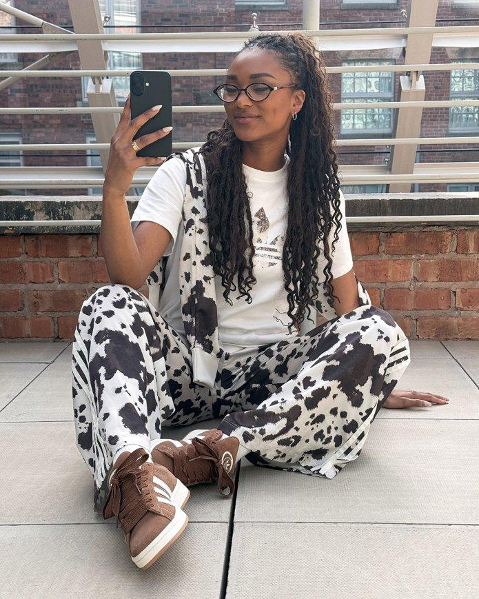 Modelo vistiendo pantalón con animal print