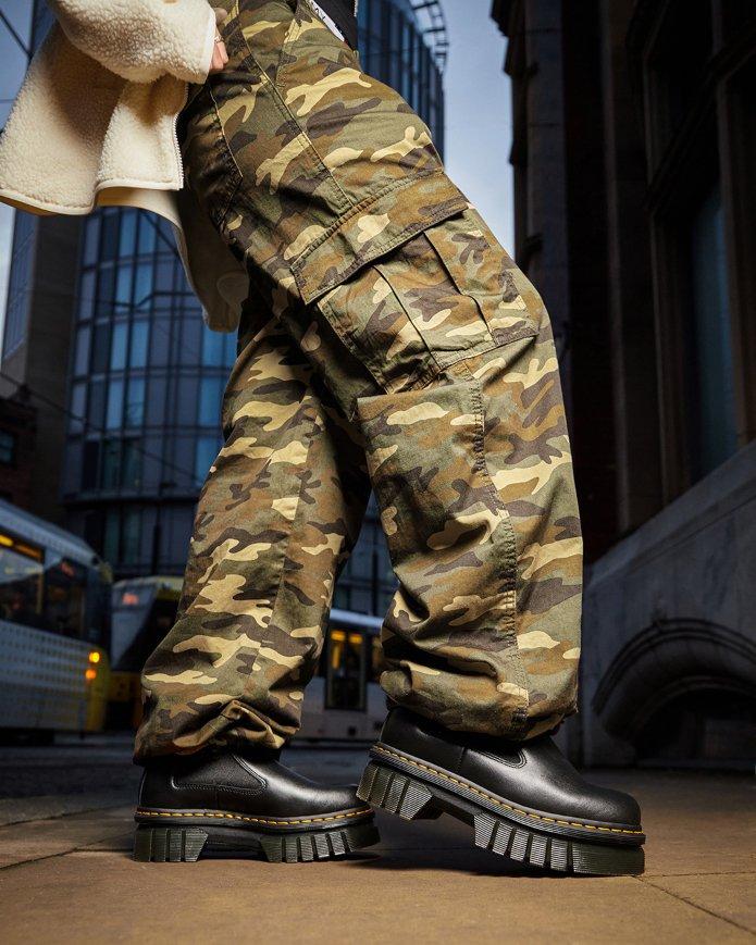 Modelo luciendo un pantalón CAMO con las Thurston Chukka de Dr. Martens