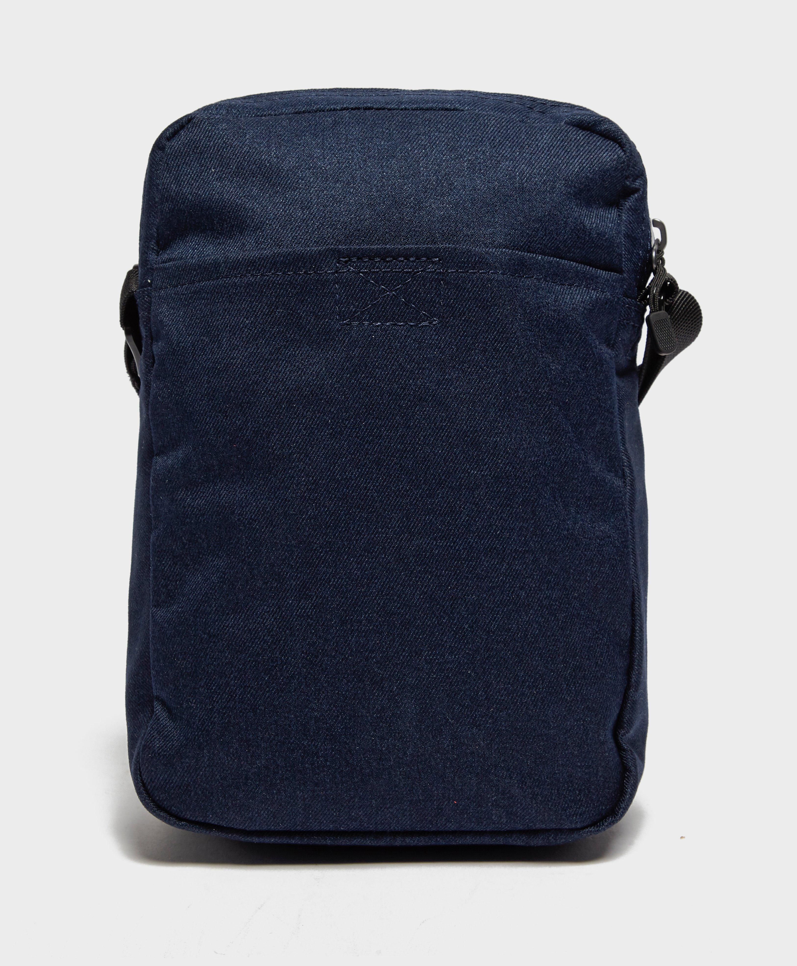 nike core small 3.0 pouch bag