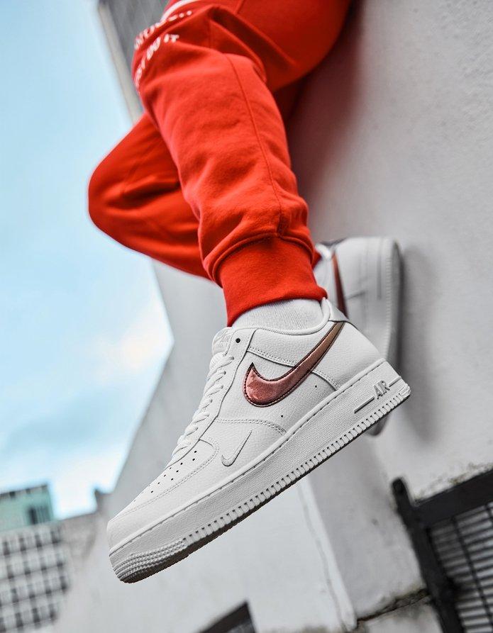 Ett par vita Nike Air Force 1