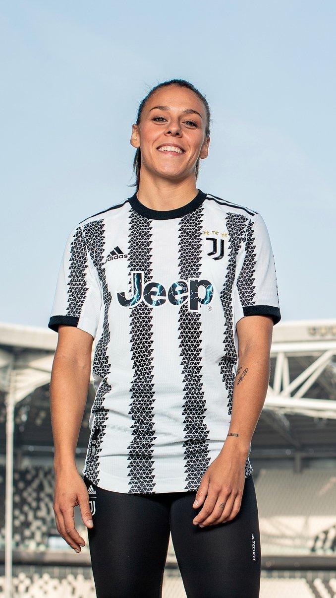 Cristiano Ronaldo avec le premier maillot 2022-2023 de la Juventus