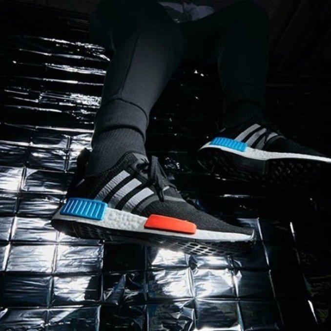 Adidas skor med svart bakgrund