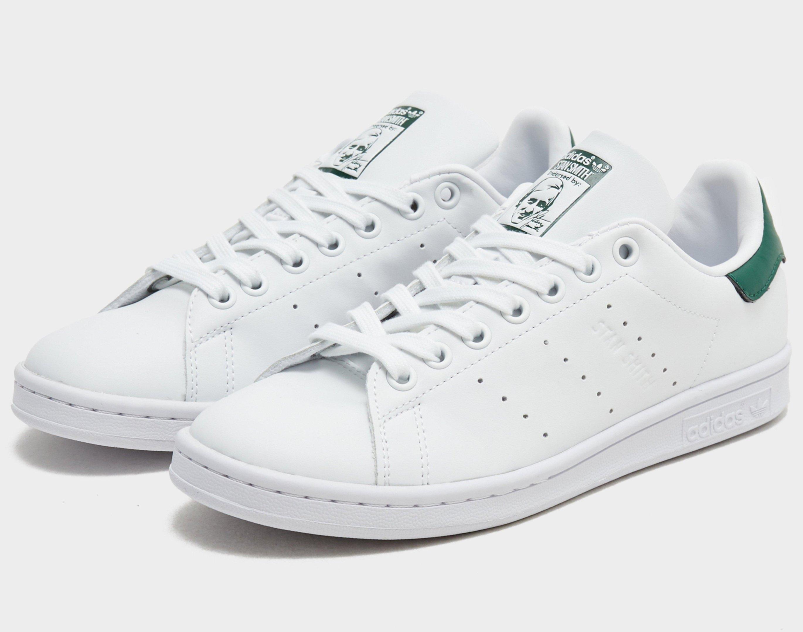 vita stan smith med gröna detaljer