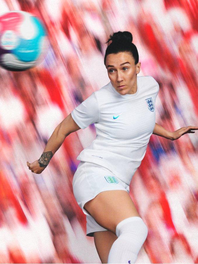 Frau im Sprung beim Fußball im England Auswärtstrikot in Weiß
