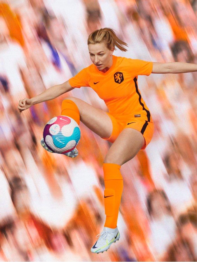 Frau beim Fussball im Heimtrikot der Niederlande in Orange