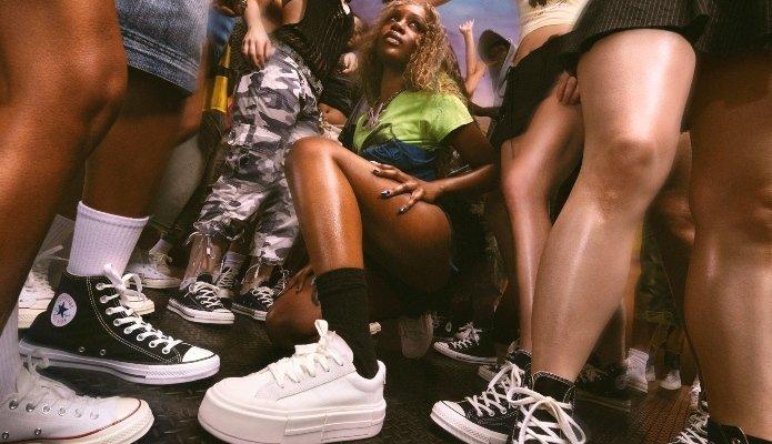 Modelos vistiendo las Converse Cruise Low