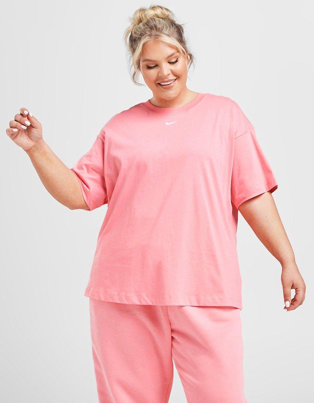 en person i rosa kläder från Nike