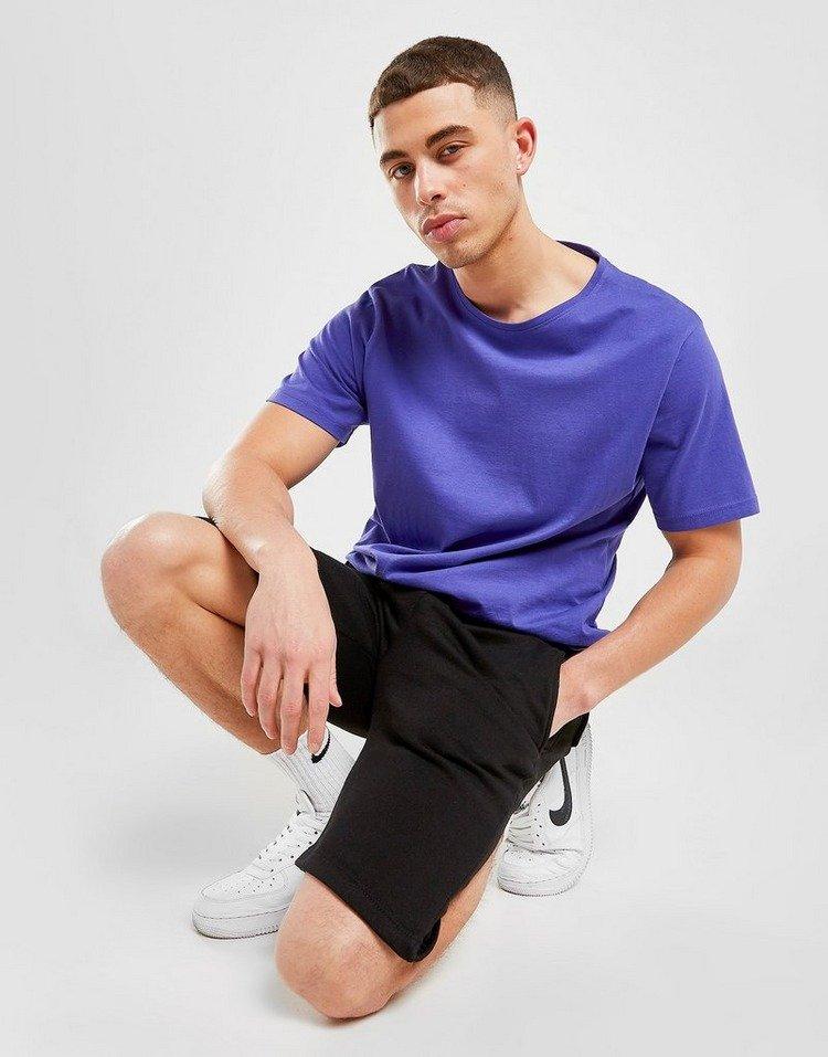 Mann mit schwarzer Shorts von Sustainable Essentials