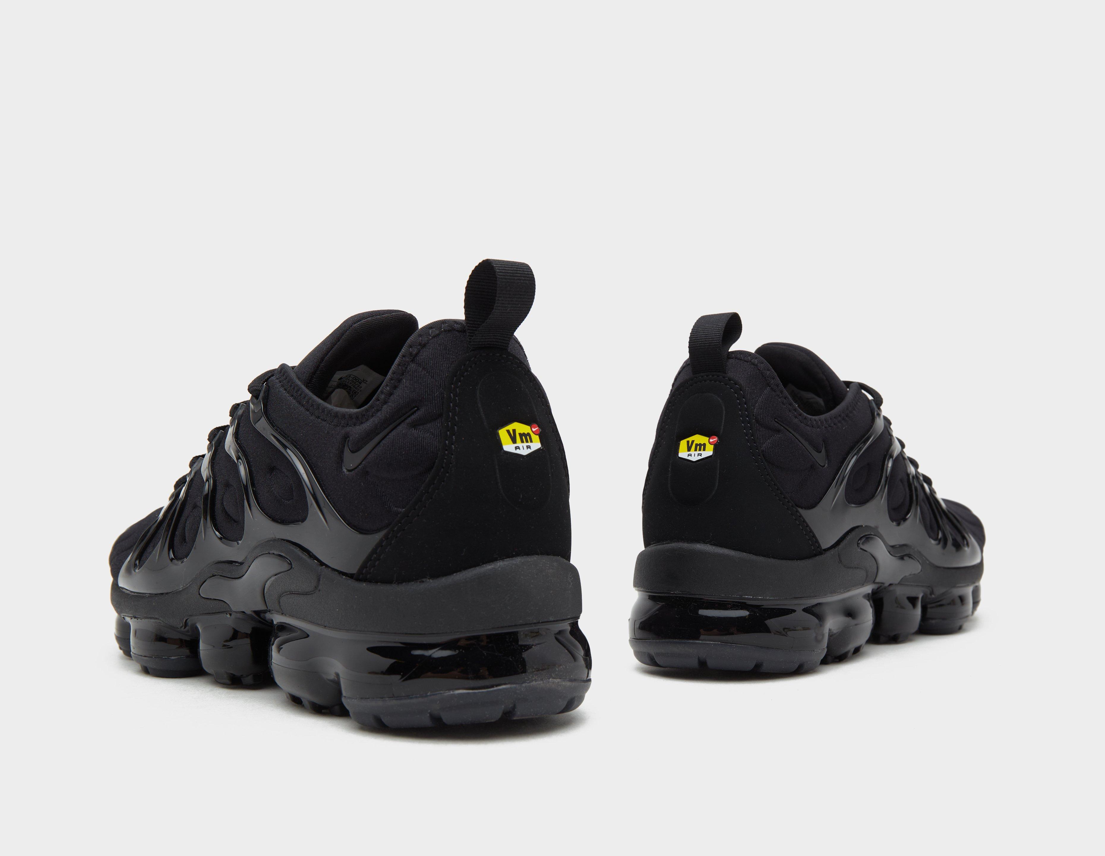 Vapormax plus black white hot sale