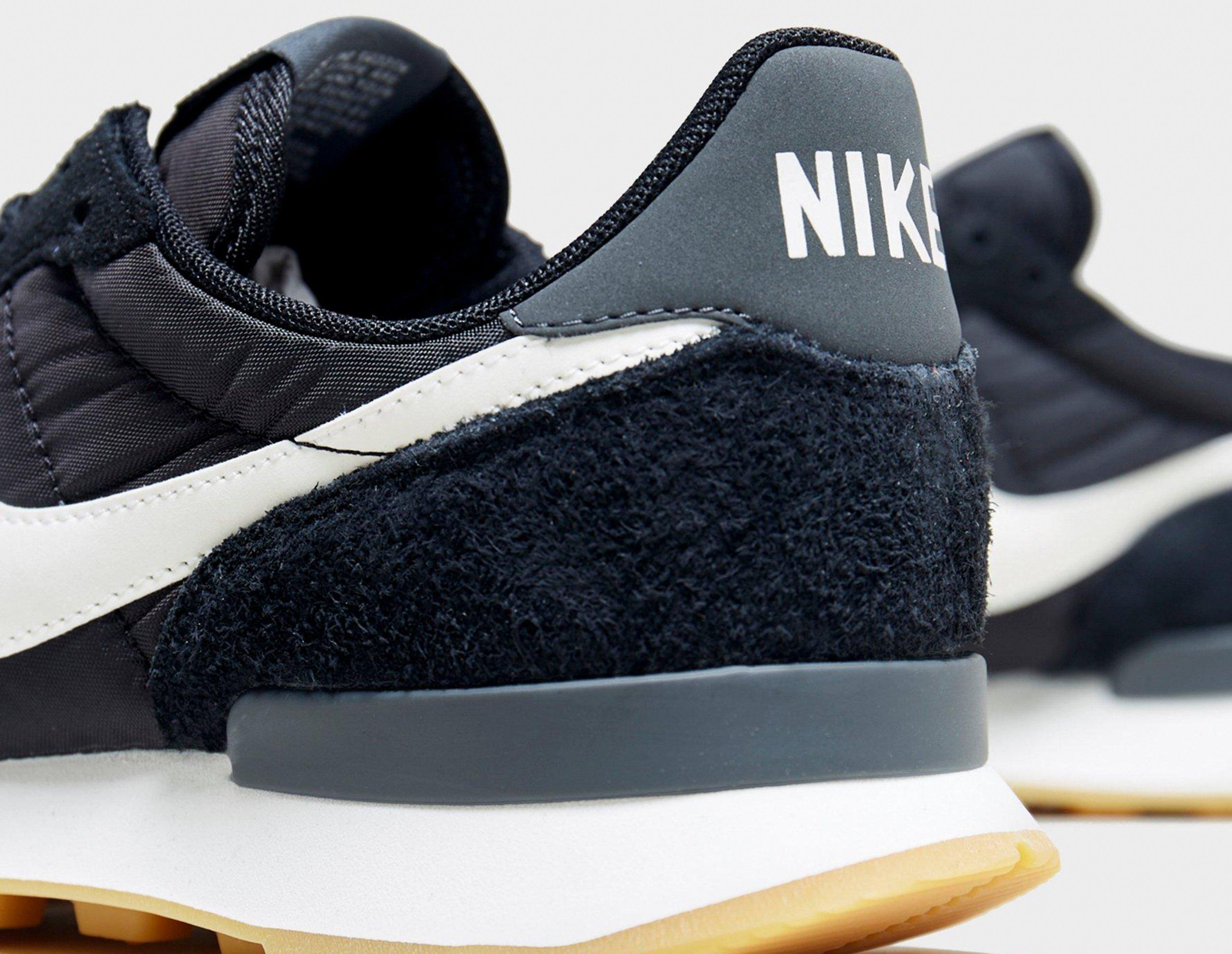 all black nike internationalist