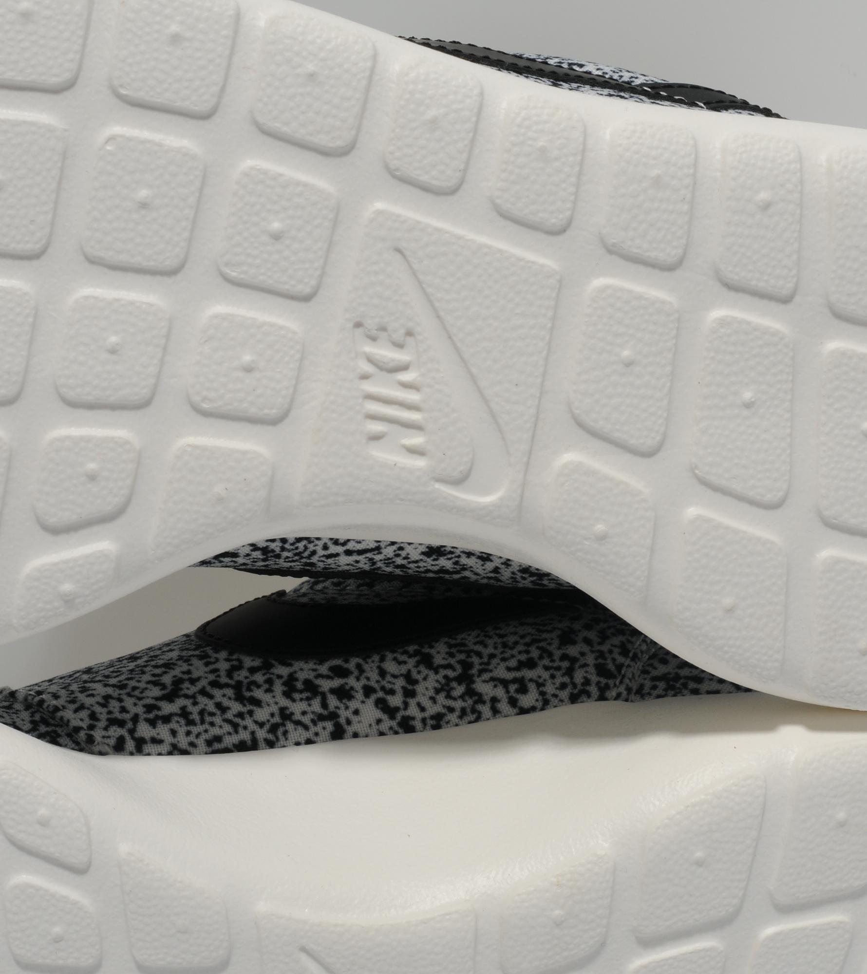 nike roshe run speckle