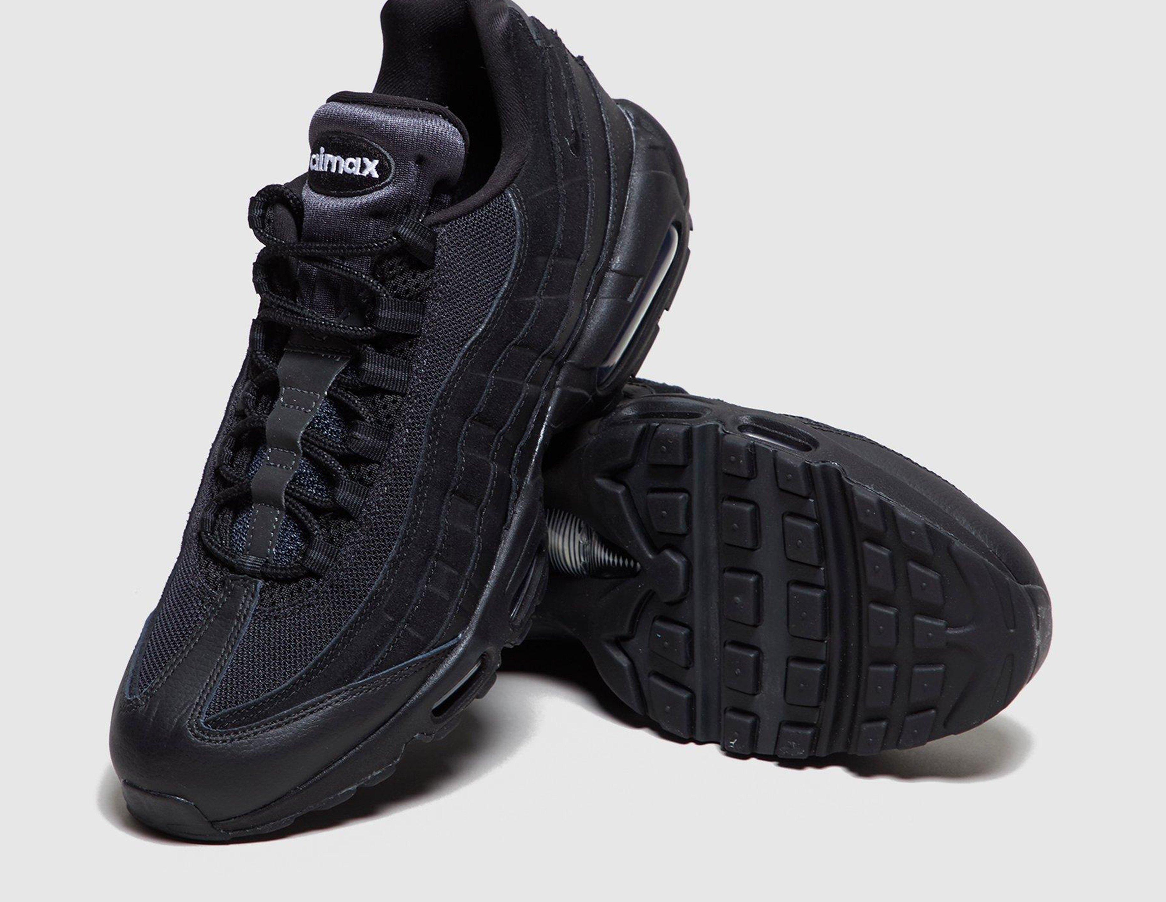 nike air max 95 essential on feet