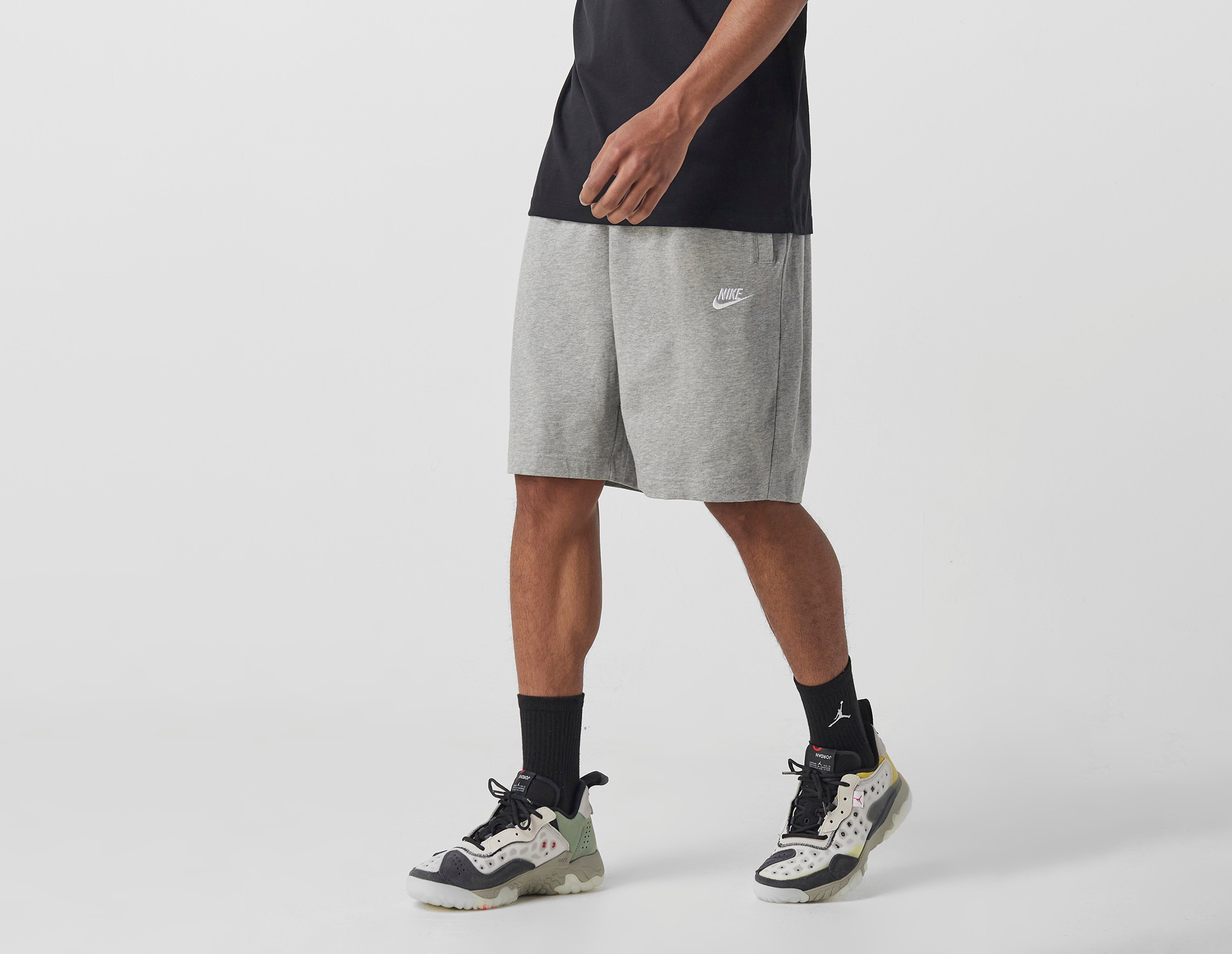 Cambiable El aparato motivo Nike Sportswear Club Fleece Shorts en Gris | size? España