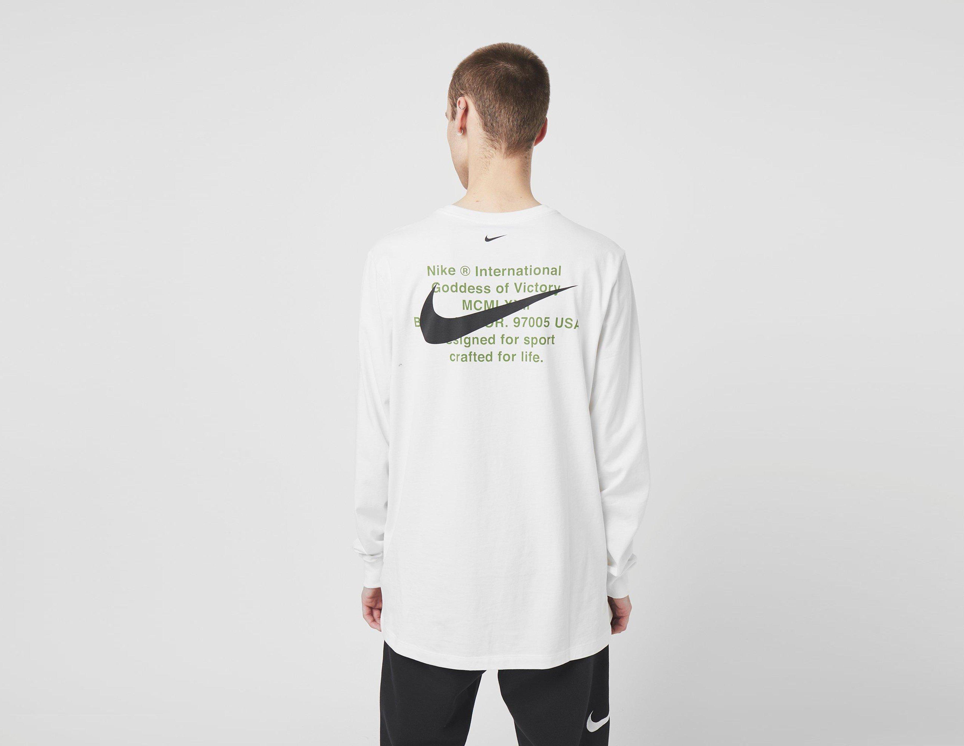 nike swoosh on sleeve