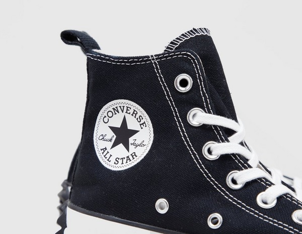 Ça alors..  25+  Faits sur  Converse Run Star Hike Noire! Rubberized trim in white with black stripe at welt.