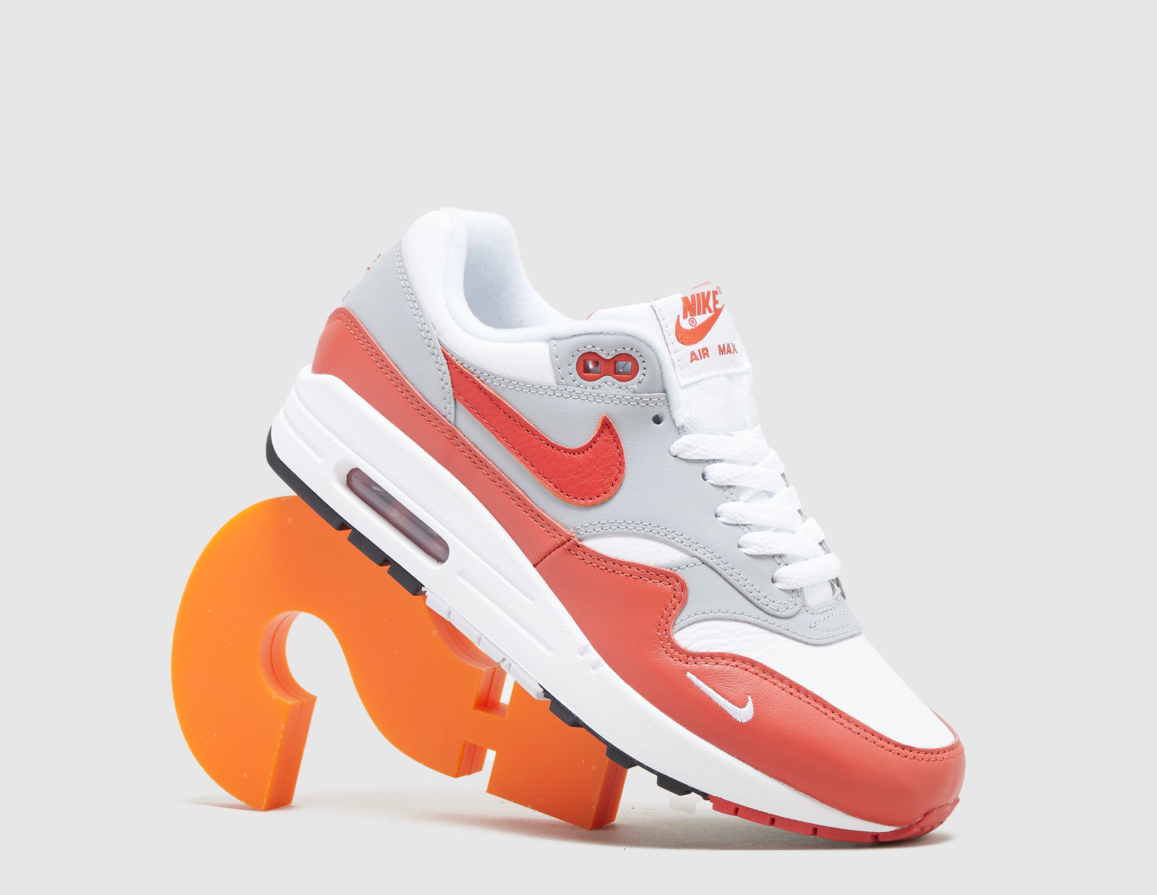 woman nike air max 1