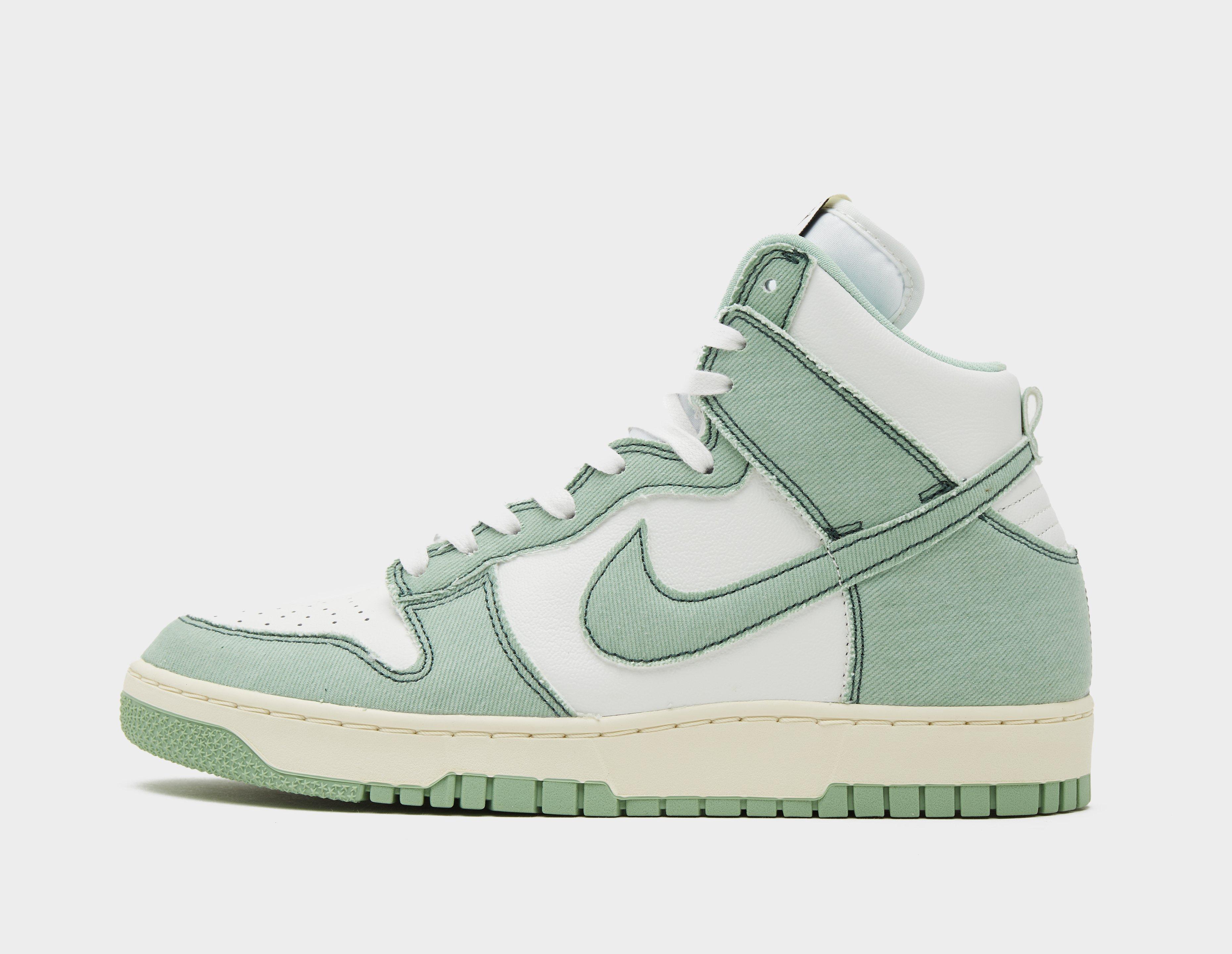 green nike dunks women's