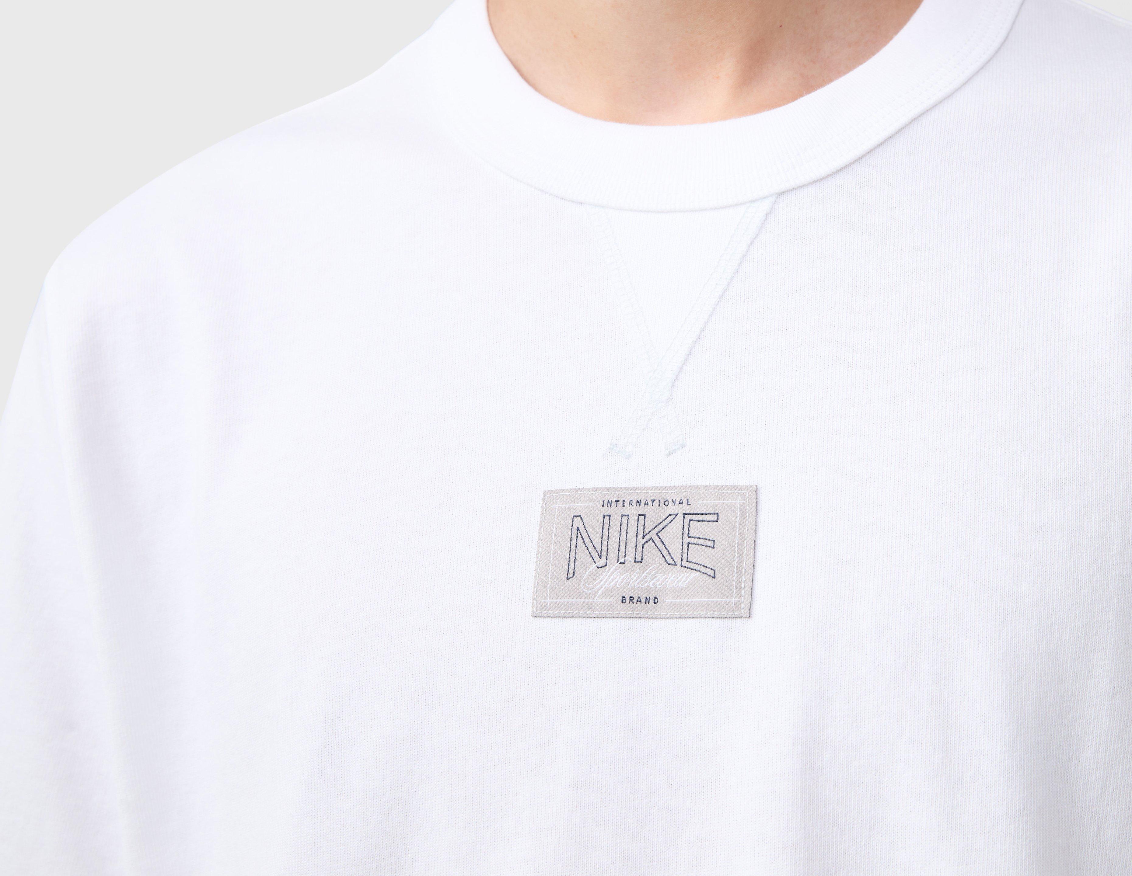 Nike Sportswear Premium Essentials Patch T-Shirt