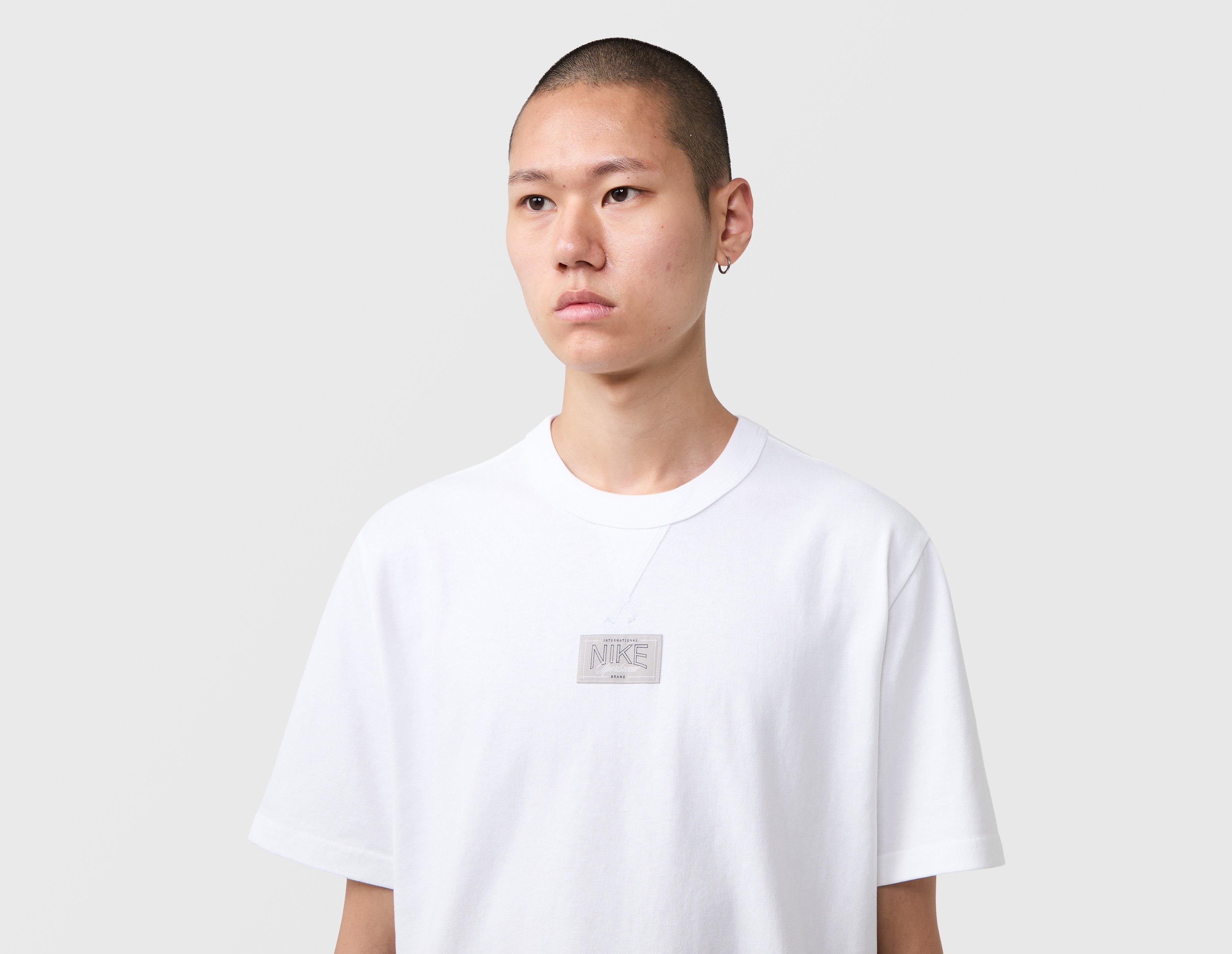 Nike Sportswear Premium Essentials Patch T-Shirt