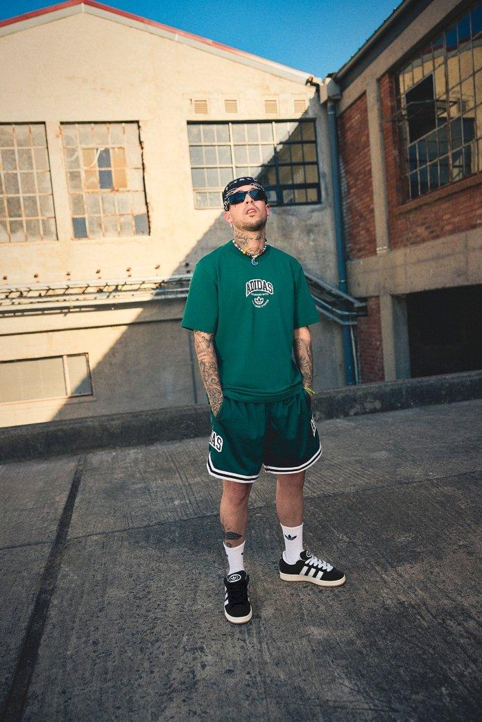 Maikel Delacalle con un outfit Adidas