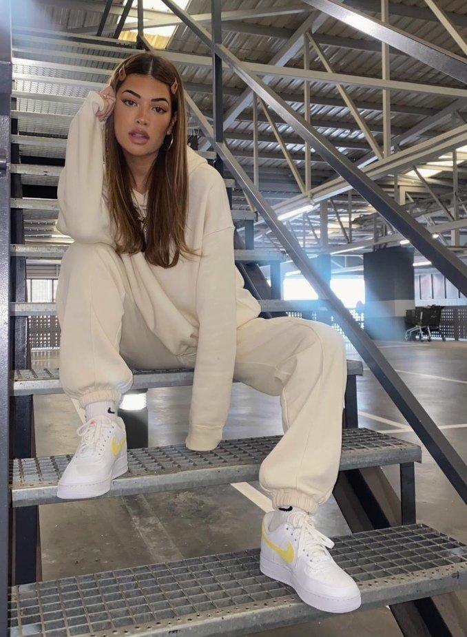 Teresa Seco con chándal beige y zapatillas Nike Air Force 1