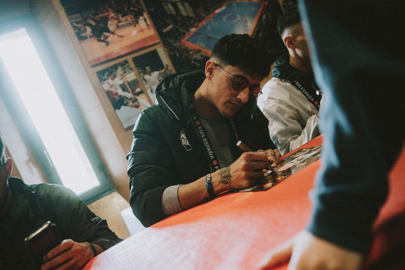 Tirpa firmando autógrafos