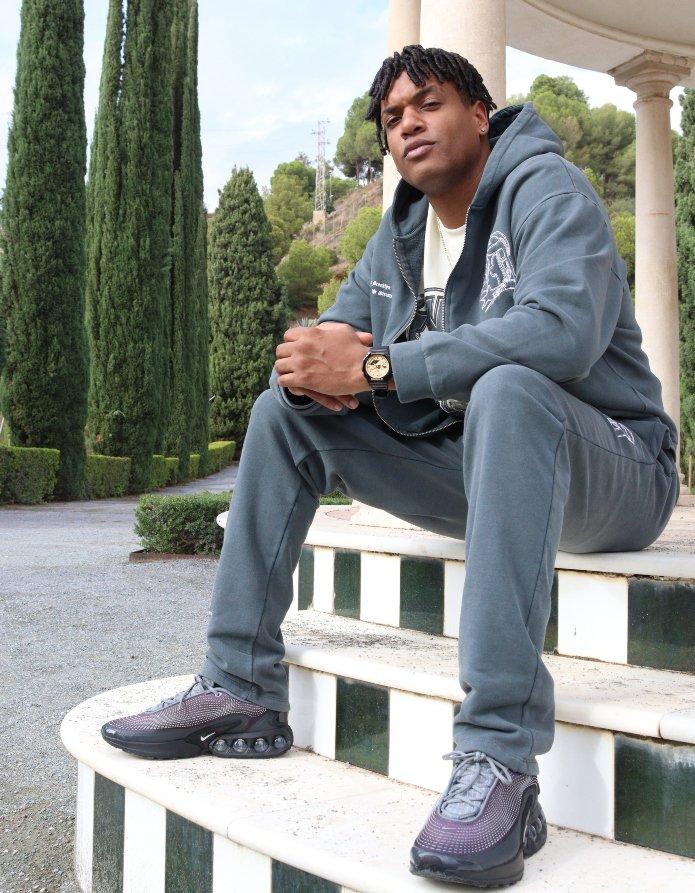 Rapero Babi con chándal Nike y zapatillas Air Max Dn
