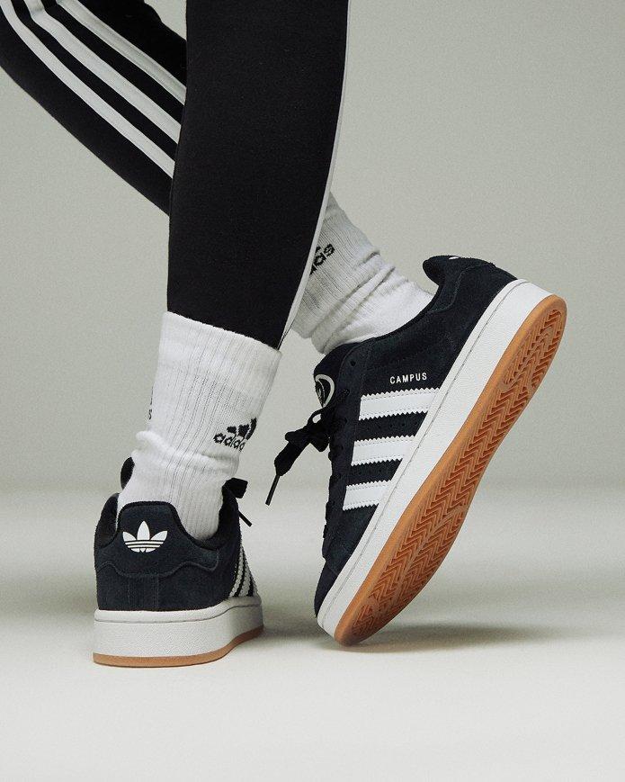 adidas Campus 00s negras de mujer on feet