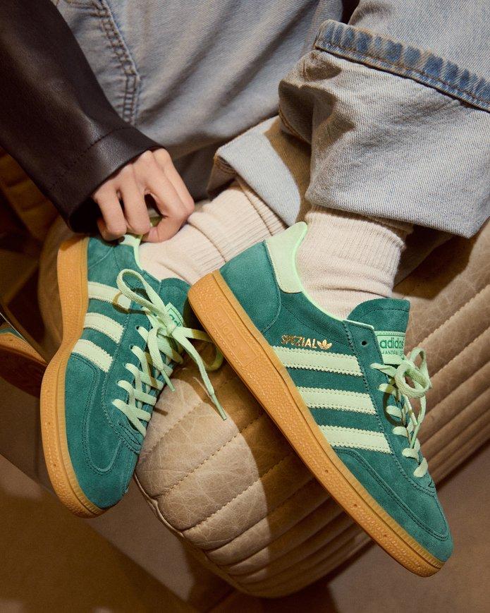 adidas Handball Spezial verdes on feet