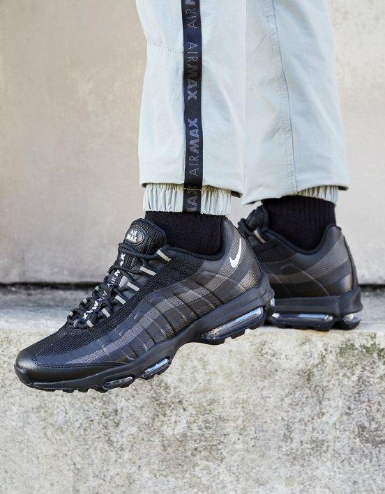 Vuoden 2022 suosituimmat sneakerit: Nike Air Max 95