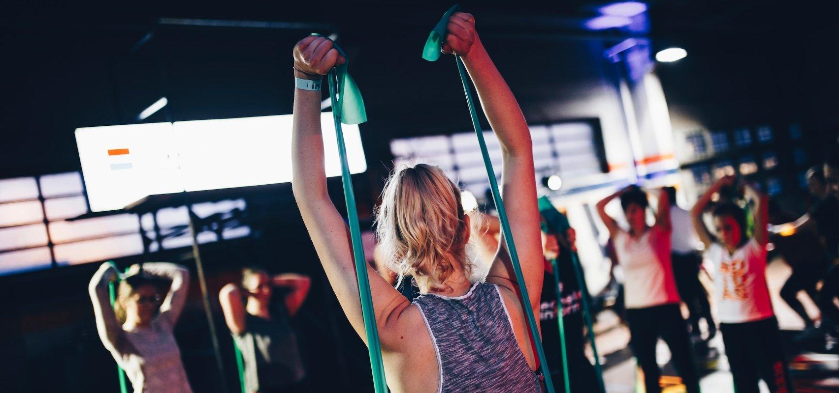 nainen treenaamassa ryhmässä