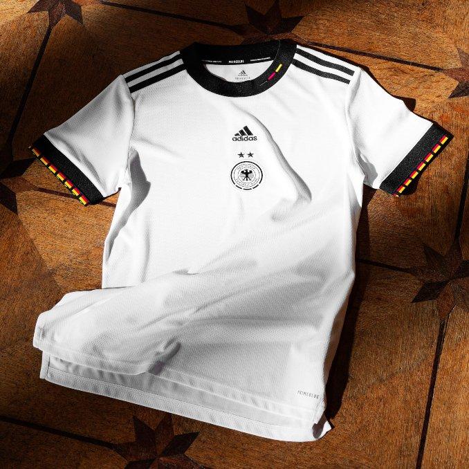 Luftaufnahme eines Felds. Eine Straße verläuft durch die obere rechte Ecke.