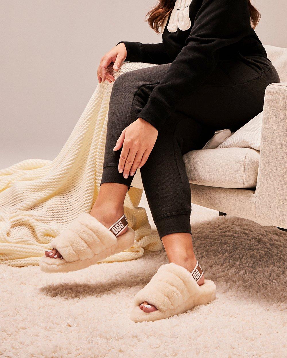 Frau mit UGG Fluff Yeah Slides in cremefarbenen Ton