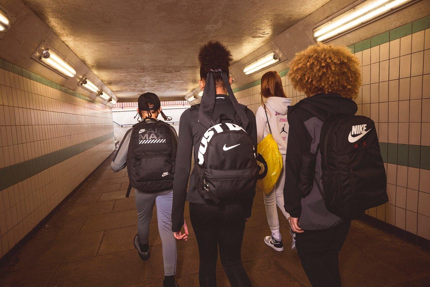 Modelos vistiendo la colección Back to School