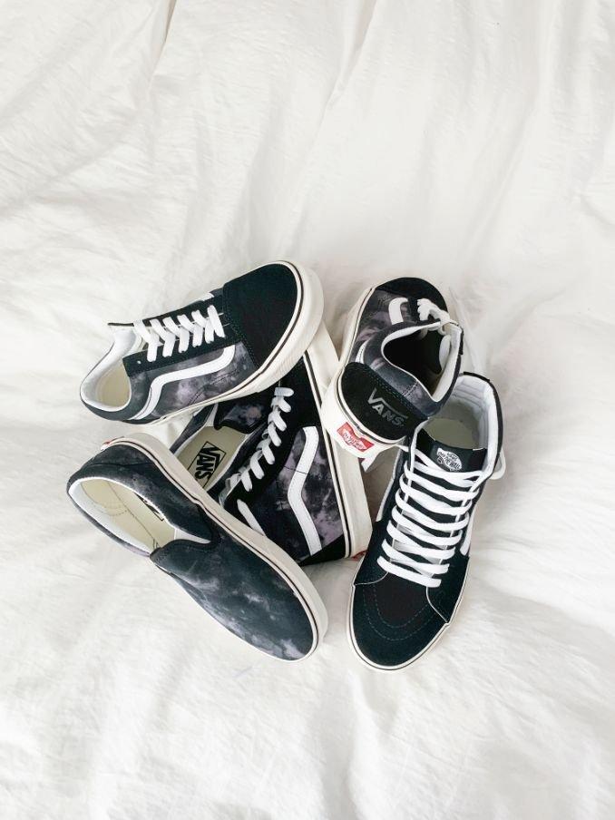 Vans Slip-On in schwarzem Tie-Dye Design