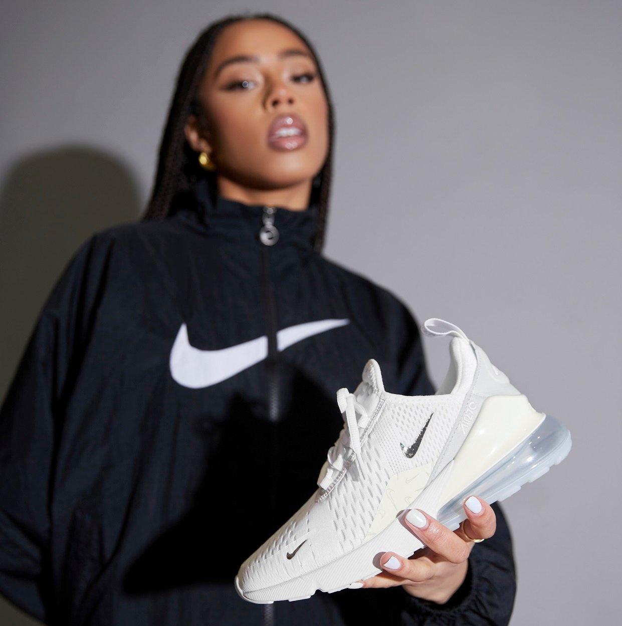 Frau mit Nike Air Max 270 in Weiß