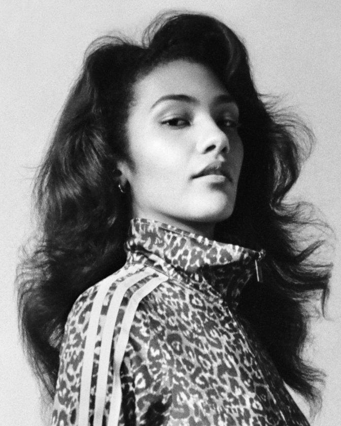 Olivia Dean porte la adidas Superstar OG - look 1