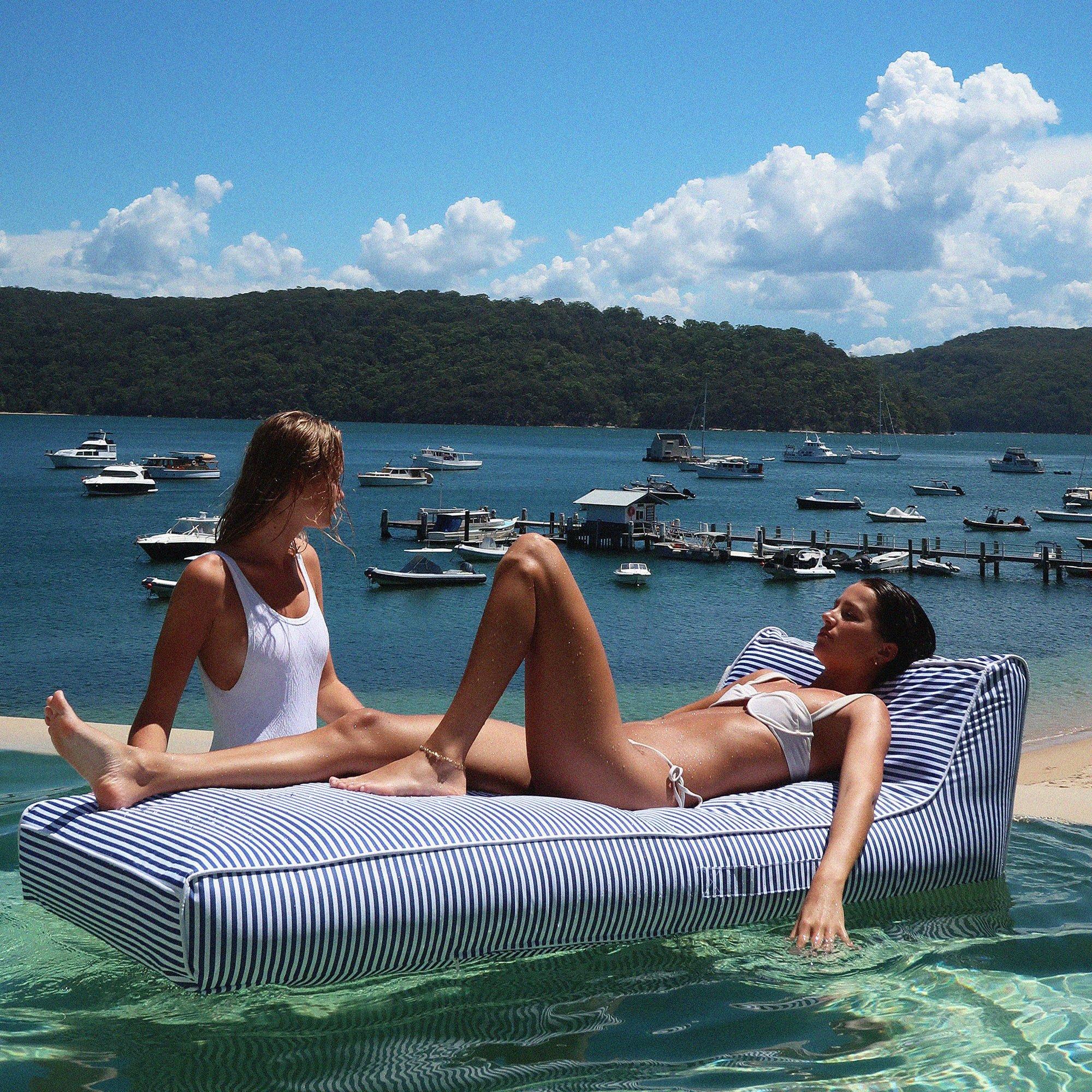 SUNNYLiFE  Luxe Lie-On Lounger Float Le Weekend Navy