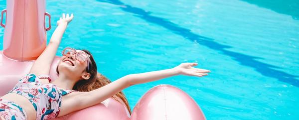 A lifestyle image of people having fun in a swimming pool.