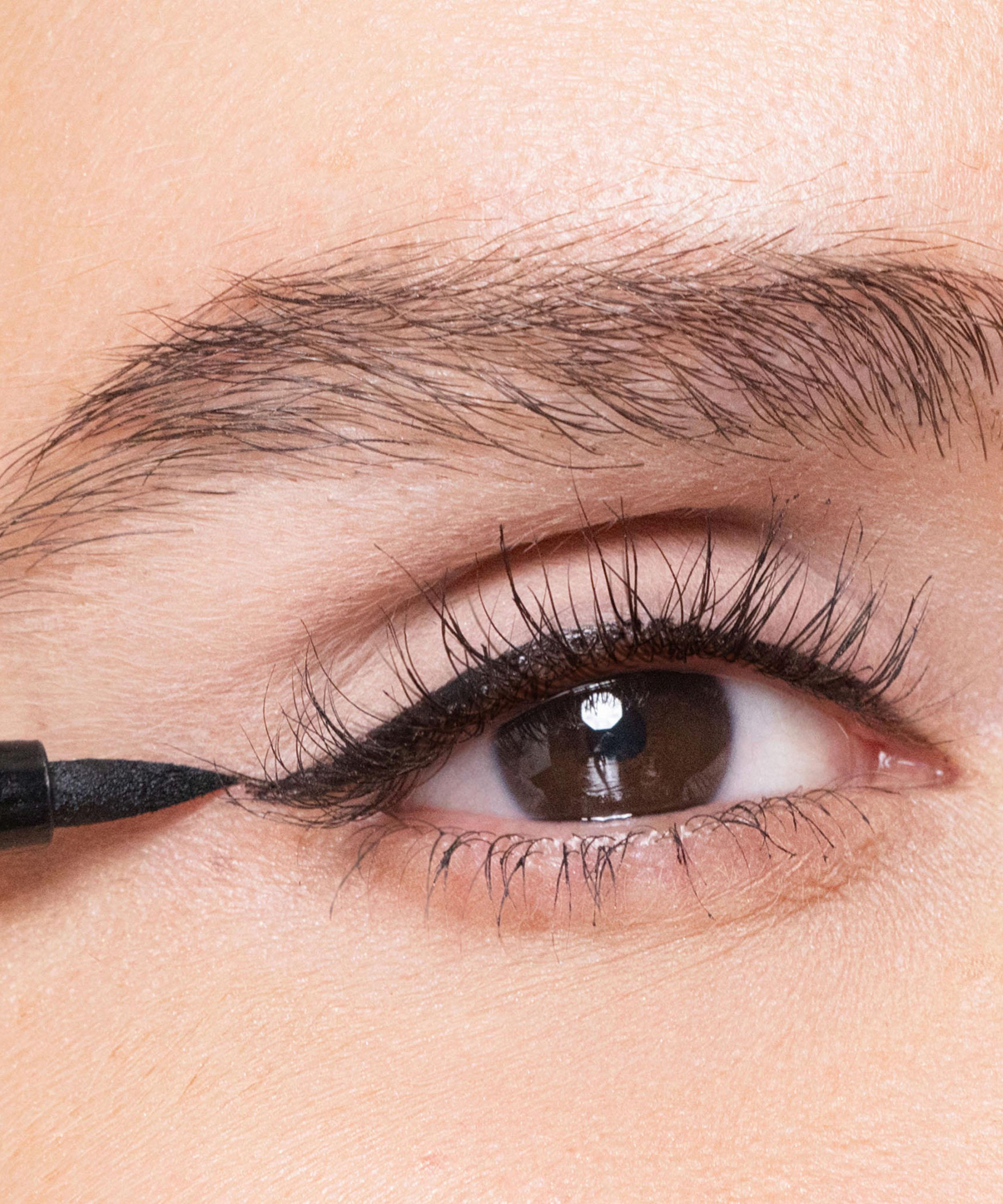 Trish McEvoy - Lash Enhancing Liquid Liner Pen in Black image number 3
