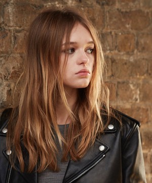 Hair by Sam McKnight - Cool Girl Barely There Texture Mist 250ml image number 3