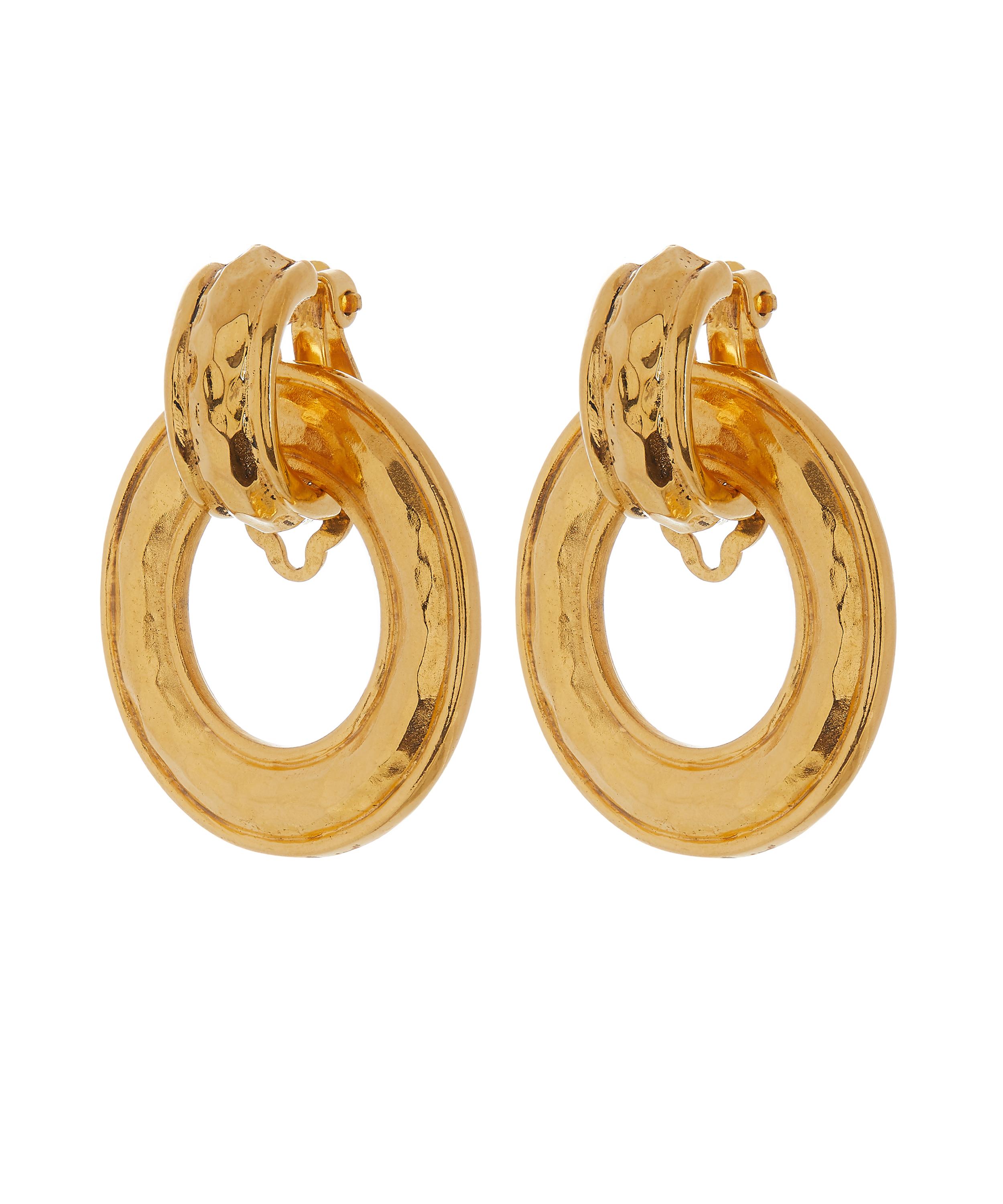 Designer Vintage - 1990s Chanel Gilt Hammered Disc Clip-On Earrings image number 2