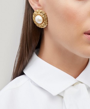 Designer Vintage - 1990s Chanel Gilt Faux Pearl Clip-On Earrings image number 1