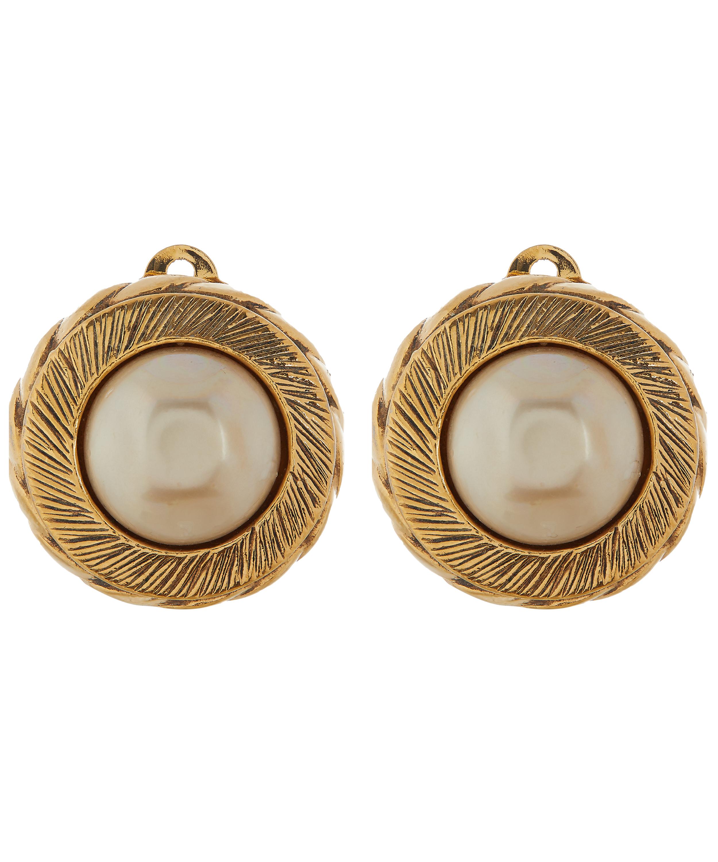 Designer Vintage - 1990s Chanel Gilt Faux Pearl Clip-On Earrings image number 0
