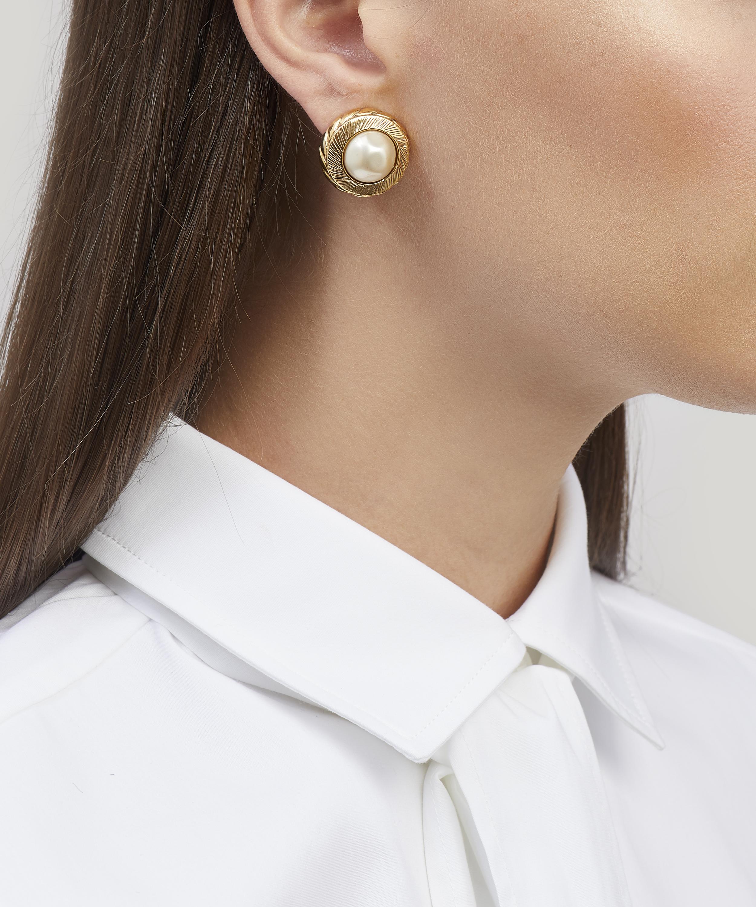 Designer Vintage - 1990s Chanel Gilt Faux Pearl Clip-On Earrings image number 1