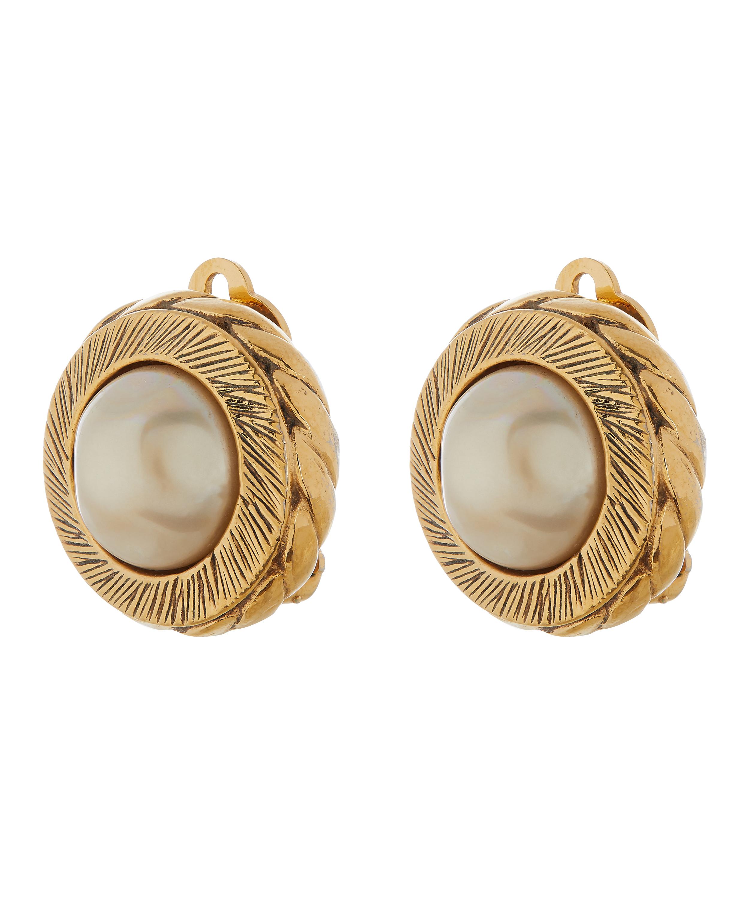 Designer Vintage - 1990s Chanel Gilt Faux Pearl Clip-On Earrings image number 2